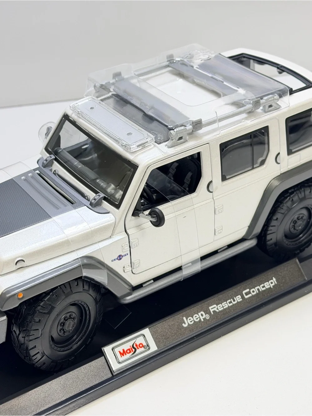 Maisto White Jeep Rescue Concept Die-Cast Toy Vehicle